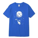 Blaues T-Shirt mit einem Astronauten, der an einer Schnur hängt, die an einem Mond befestigt ist, umgeben von Sternen, mit dem Text "Hello".