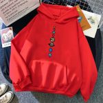 Roter Hoodie mit vertikal angeordneten Planetenmotiven in verschiedenen Farben, ideal für Wissenschafts- und Astronomie-Fans.