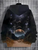 Hoodie mit Weltraummotiv, das Planeten, Sterne und eine Mondphasen-Darstellung zeigt, ideal für Science-Fiction- und Astronomie-Enthusiasten.