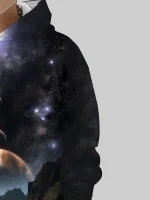 Hoodie mit Weltraummotiv, zeigt Sterne, Planeten und Galaxien, ideal für Astronomie- und Wissenschaftsbegeisterte.