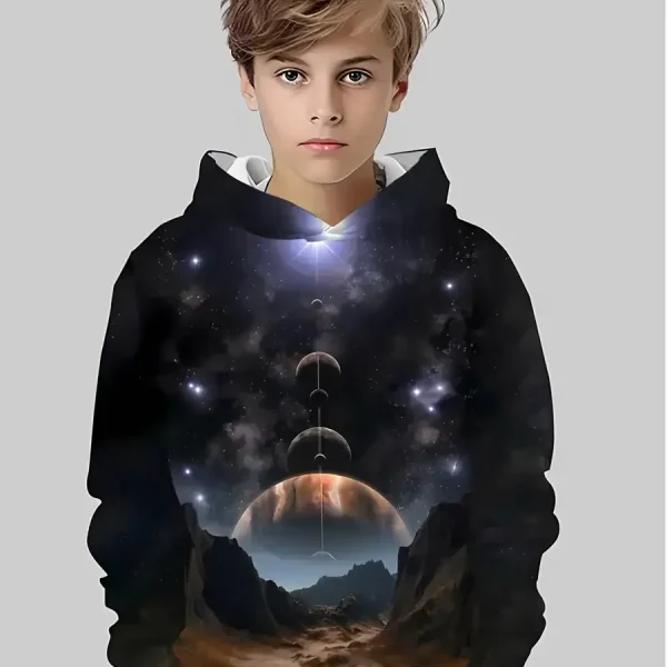 Hoodie mit Weltraummotiv, zeigt Planeten, Sterne und eine Mondphasen-Reihe, ideal für Science-Fans und Astronomie-Enthusiasten.