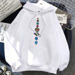 Weißer Hoodie mit bunten Planetenmotiven, inspiriert vom Sonnensystem, ideal für Wissenschafts- und Astronomie-Fans.