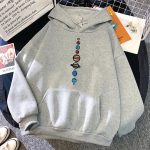 Grauer Sweathoodie mit vertikal angeordneten Planetenmotiven, ideal für Wissenschafts- und Astronomie-Fans, bequem und stylisch.