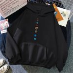 Schwarzer Hoodie mit gesticktem Sonnensystem-Design, ideal für Wissenschafts- und Astronomie-Enthusiasten, bequem und stilvoll.