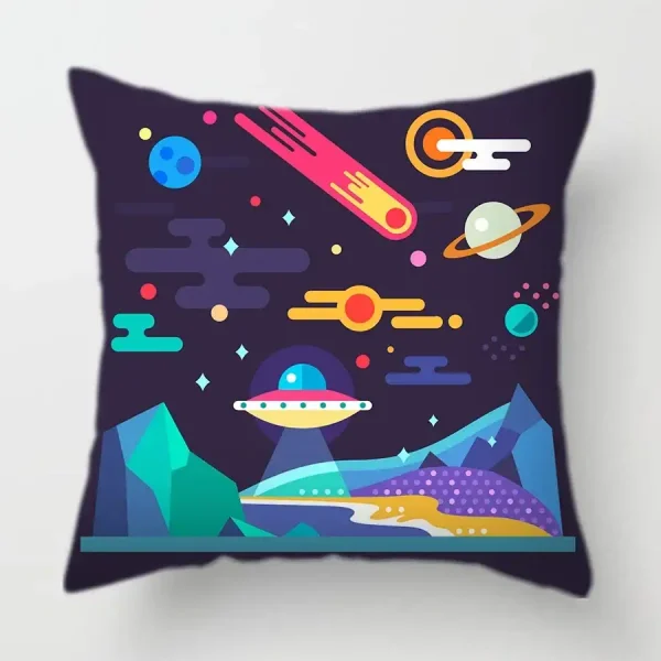 Kissen mit Weltraummotiv, Planeten und Raumschiff, ideal für Science-Fiction-Fans.