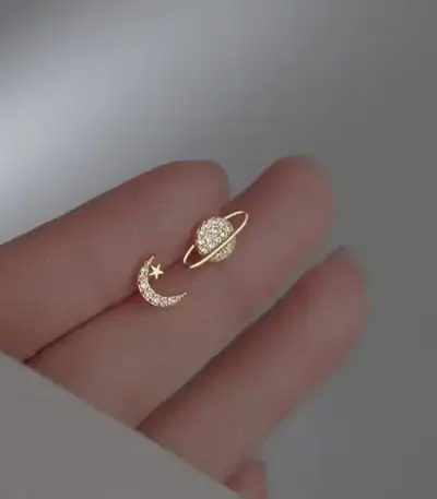 Elegante Stern- und Mond-Ohrringe aus Gold mit funkelnden Zirkonia-Steinen, inspiriert von Astronomie und Weltraum. Perfekt für Schmuckliebhaber und Astronomie-Enthusiasten.
