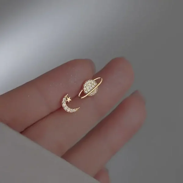Elegante Stern- und Mond-Ohrringe aus Gold mit funkelnden Zirkonia-Steinen, inspiriert von Astronomie und Weltraum. Perfekt für Schmuckliebhaber und Astronomie-Enthusiasten.