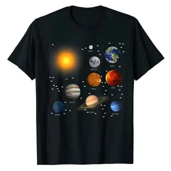 T-Shirt mit detailliertem Sonnensystem-Design, zeigt die Planeten und die Sonne in einer wissenschaftlichen Illustration.