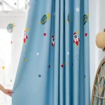 Heller blauer Vorhang mit Weltraum-Motiven wie Raketen, Planeten und Sternen, ideal für Kinderzimmerdekorationen im Science-Fiction-Stil.