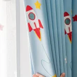 Hochwertiges Vorhang-Design mit Raketen und Sternen, ideal für Kinderzimmer oder Wissenschaftsraum. Perfekt für eine kreative und inspirierende Atmosphäre.