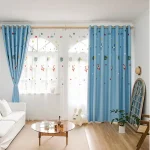 Himmelbett mit Weltraum-Motiv, blaue Vorhänge, Kinderzimmerdekoration, ideal für ein kindgerechtes Schlafzimmer mit Weltraumthema.