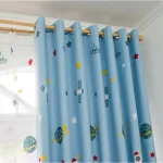 Helle blaue Gardine mit Weltraummotiv, Sternen und Planeten, ideal für Kinderzimmer oder Wissenschaftsraum.