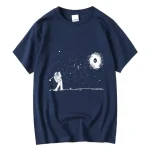 Dunkelblaues T-Shirt mit Astronaut und Galaxie-Design, das den Nachthimmel mit Sternen und einem Wirbelgalaxie zeigt. Perfekt für Wissenschafts- und Astronomie-Liebhaber.