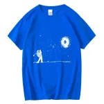Blaues T-Shirt mit Astronaut und Galaxie-Design, ideal für Wissenschafts- und Raumfahrtfans. Hochwertiger Druck, bequemes Material, perfekt für Freizeit und Wissenschaftsveranstaltungen.