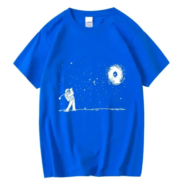 Blaues T-Shirt mit Astronaut und Galaxie-Design, ideal für Wissenschafts- und Raumfahrtfans. Hochwertiger Druck, bequemes Material, perfekt für Freizeit und Wissenschaftsveranstaltungen.