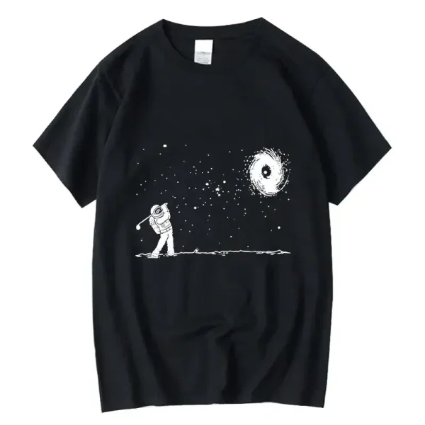 Schwarzes T-Shirt mit Astronaut und Galaxie-Design, das einen Astronauten zeigt, der in den Weltraum blickt, mit einem schwarzen Loch und Sternen im Hintergrund.