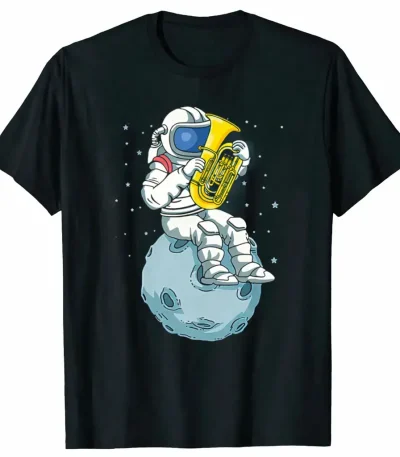 Astronaut im Weltraum spielt Tuba auf einem kleinen Mond mit Sternen im Hintergrund.