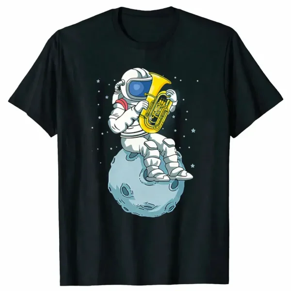 Astronaut im Weltraum spielt Tuba auf einem kleinen Mond mit Sternen im Hintergrund.