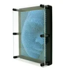 Hochwertiges 3D-Druck Kunstwerk mit einem menschlichen Kopf, bestehend aus kleinen blauen Kugeln, präsentiert auf einer transparenten Platte.