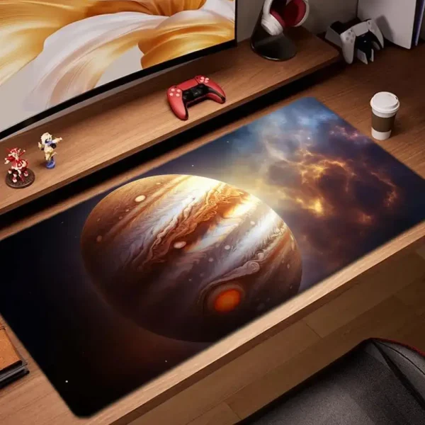 Tischmatte mit Jupiter und Weltraumgalaxie Design, ideal für Science-Fans und Dekoration. Perfekt für Schreibtisch oder Gaming-Bereich, um eine kosmische Atmosphäre zu schaffen.