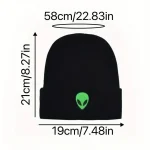 Schwarze Beanie mit grünem Alien-Logo, modisches Accessoire für Wissenschafts- und Sci-Fi-Fans, bequem und stylisch, ideal für kalte Tage.