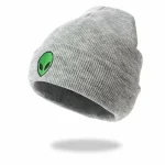 Graues Beanie mit grünem Alien-Logo, modisches Accessoire für Science-Fiction-Fans und Astronomie-Enthusiasten. Perfekt für kalte Tage und Science-Gadget-Liebhaber.
