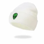 Weißer Strickmütze mit grünem Alien-Logo, ideal für Science-Fiction-Fans und Cosplay. Perfekt für kalte Tage, zeigt ein futuristisches Design mit Alien-Motiv.