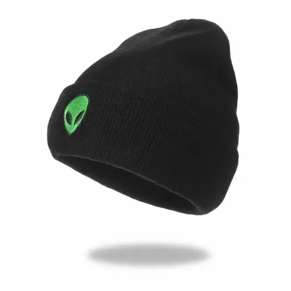 Schwarze Beanie mit grünem Alien-Logo, modisches Accessoire für Science-Fiction-Fans und Trendsetter. Perfekt für kalte Tage und als stilvolles Statement.