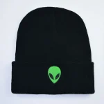 Schwarze Beanie mit grünem Alien-Logo, modisches Accessoire für Science-Fiction-Fans und Trendsetter. Perfekt für kalte Tage und stilvolles Auftreten.