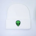 Weißer Beanie mit grünem Alien-Logo, ideal für Science-Fiction-Fans und futuristische Mode.