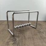 Pendeluhr mit Metallkugeln und Rahmen, zeigt die Prinzipien der Schwerkraft und Bewegung in der Physik.