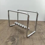 Metallischer Schwerkraftpendel mit Kugeln, ideal für wissenschaftliche Dekorationen und Lernzwecke.