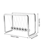 Elegantes Newton-Wiege-Set aus Metall mit sechs Kugeln, ideal für physikalische Experimente und wissenschaftliche Dekorationen. Perfekt für Bildung und Wissenschaftsdekorationen.