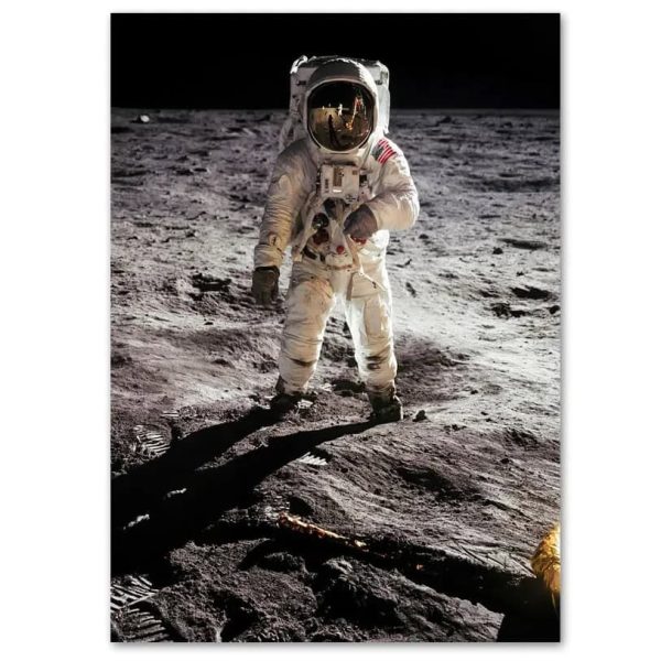 Astronaut im Raumanzug auf der Mondoberfläche, mit Schatten und Mondlandschaft im Hintergrund, symbolisiert die Erforschung des Weltraums.
