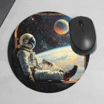 Runde Mousemat mit Weltraumthema, zeigt Astronaut im Raumanzug, schwebend vor Erde und Planeten, ideal für Science-Fiction- und Weltraumliebhaber.