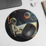 Runde Mousepad mit Astronauten im All, Planet und Sternenhimmel, ideal für Science-Fiction- und Weltraumliebhaber.