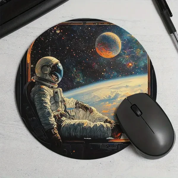 Illustration eines Astronauten im Raumanzug, der im All schwebt, mit Erde und einem Planeten im Hintergrund, auf einem runden Mousepad.