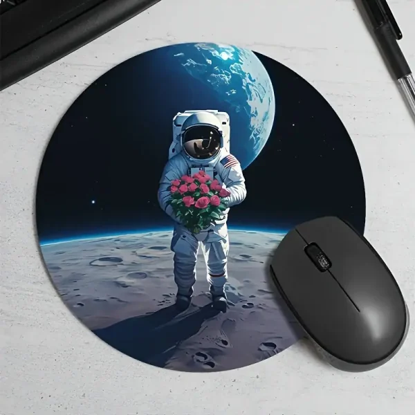 Raumfahrer im Astronautenanzug hält einen Blumenstrauß auf der Mondoberfläche, mit Erde im Hintergrund, symbolisiert Frieden und Hoffnung im All.