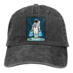 Schwarzer Baseballcap mit Astronauten-Design, das einen Astronauten mit Raumanzug und Tüten zeigt, ideal für Science-Fans und Weltraumliebhaber.