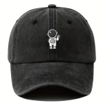 Schwarze Baseballkappe mit Astronaut-Design, ideal für Science-Fans und Astronomie-Enthusiasten. Perfekt als modisches Accessoire für Wissenschaftsliebhaber.