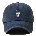 Dunkelblaue Baseballkappe mit kleinem Astronauten-Design auf der Vorderseite, ideal für Science-Fans und Astronomie-Enthusiasten.