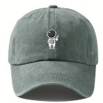Grauer Baseball-Cap mit kleinem Astronauten-Design auf der Vorderseite, ideal für Science-Fans und Astronomie-Liebhaber, modisches Accessoire für den Alltag.