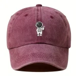 Rote Baseballcap mit kleinem Astronauten-Logo auf der Vorderseite, ideal für Science-Fans und Astronomie-Enthusiasten.
