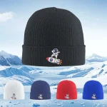 Schwarze Mütze mit Weltraum-Roboter-Design, ideal für kalte Tage, stilvoll und bequem. Perfekt für Science-Fans und Winterliebhaber, die einen einzigartigen Look suchen.