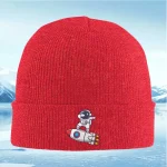 Rote Beanie mit Astronauten-Print, ideal für Weltraum- und Wissenschafts-Fans, modisches Accessoire für kalte Tage.
