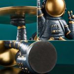 Detailaufnahme eines wissenschaftlichen Dekorationsstücks mit goldenen Akzenten und schwarzem Finish, inspiriert von Raumfahrt und Astronomie, ideal für Wissenschafts- und Dekorationsliebhaber.