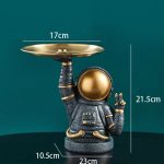 Dekorativer Astronauten-Teelichthalter aus Metall mit goldfarbenem Helm und schwarzem Raumanzug, ideal für Raumdekoration und Science-Gadgets.