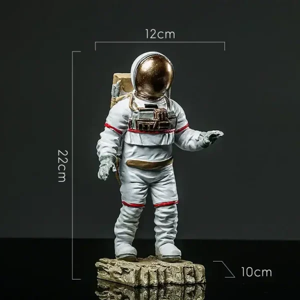 Detailaufnahme einer Raumfahrerfigur mit goldener Helm, Maße: 12cm breit, 22cm hoch, 10cm Basis, auf dunklem Hintergrund.