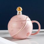 Niedliche pinke Tasse mit Weltraum-Motiv, Astronautenfigur auf dem Deckel, ideal für Science-Gadgets und Dekoration, perfekt für Weltraumfans und Science-Enthusiasten.