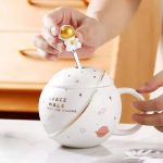 Raumfahrt-Tee-Infuser in Form eines Planeten mit Sternen-Design, perfekt für Science-Gadgets und Dekorationen.